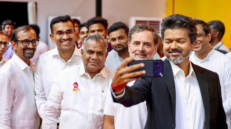 विजय के मुख्यमंत्री बनते ही फिल्म जगत में खुशी की लहर, कमल हासन से लेकर पवन कल्याण ने दी बधाई विजय के मुख्यमंत्री बनते ही फिल्म जगत में खुशी की लहर, कमल हासन से लेकर पवन कल्याण ने दी बधाई