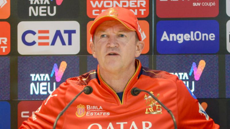 आईपीएल 2026: आरसीबी के हेड कोच एंडी फ्लावर पर लगा मैच फीस का 15 आईपीएल 2026: आरसीबी के हेड कोच एंडी फ्लावर पर लगा मैच फीस का 15