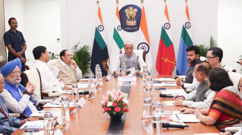आवश्यक वस्तुओं की कमी नहीं, अनावश्यक खरीदारी से बचें: राजनाथ सिंह आवश्यक वस्तुओं की कमी नहीं, अनावश्यक खरीदारी से बचें: राजनाथ सिंह