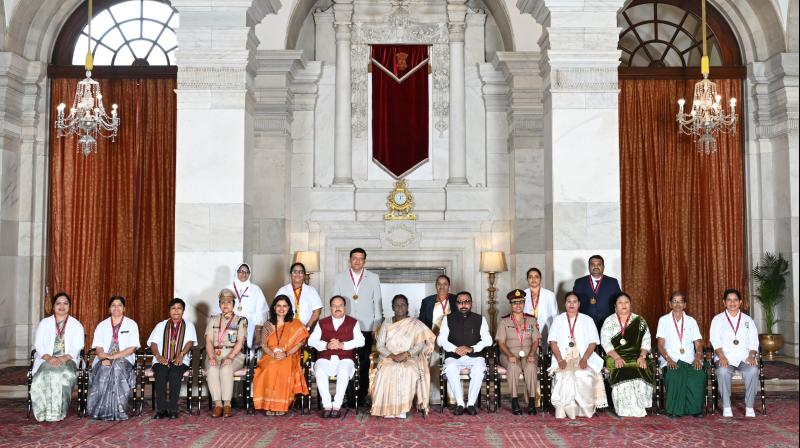 राष्ट्रपति मुर्मु ने नर्सिंग कर्मियों को राष्ट्रीय फ्लोरेंस नाइटिंगेल पुरस्कार से सम्मानित किया राष्ट्रपति मुर्मु ने नर्सिंग कर्मियों को राष्ट्रीय फ्लोरेंस नाइटिंगेल पुरस्कार से सम्मानित किया