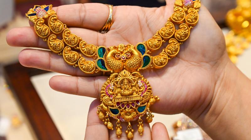 सोने और चांदी पर कस्टम ड्यूटी बढ़ने से ज्वेलरी शेयरों में भारी सोने और चांदी पर कस्टम ड्यूटी बढ़ने से ज्वेलरी शेयरों में भारी