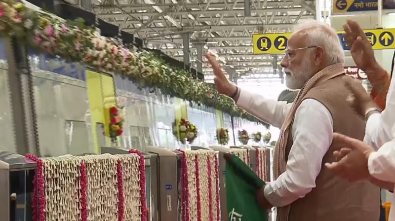 प्रधानमंत्री मोदी ने मेरठ मेट्रो और नमो भारत ट्रेन को दिखाई हरी झंडी, छात्रों के साथ किया सफर प्रधानमंत्री मोदी ने मेरठ मेट्रो और नमो भारत ट्रेन को दिखाई हरी झंडी, छात्रों के साथ किया सफर