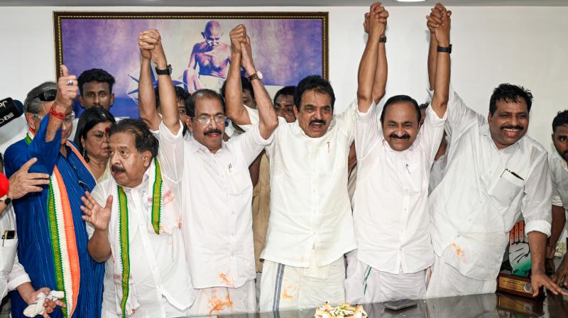 दस दिन के लंबे इंतजार के बाद केरल के नए मुख्यमंत्री की घोषणा करेगी कांग्रेस दस दिन के लंबे इंतजार के बाद केरल के नए मुख्यमंत्री की घोषणा करेगी कांग्रेस