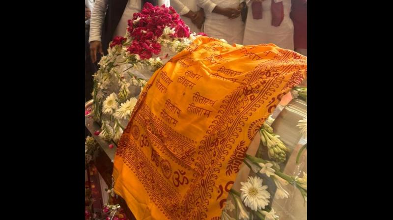 प्रतीक को नम आंखों से विदाई देगा मुलायम परिवार, अंतिम दर्शन को जुटे प्रतीक को नम आंखों से विदाई देगा मुलायम परिवार, अंतिम दर्शन को जुटे