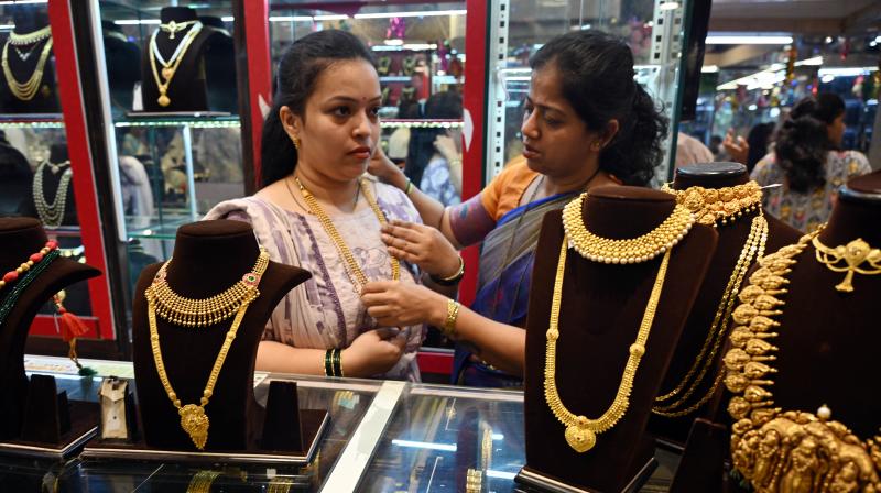 सोने की चमक बढ़ी, चांदी में आई 0.75 प्रतिशत की गिरावट सोने की चमक बढ़ी, चांदी में आई 0.75 प्रतिशत की गिरावट
