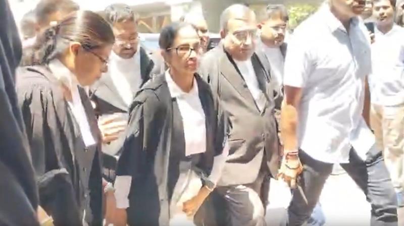 कलकत्ता हाईकोर्ट में बतौर वकील पेश हुईं ममता बनर्जी, बाहर आते ही लगे 'चोर-चोर' के नारे कलकत्ता हाईकोर्ट में बतौर वकील पेश हुईं ममता बनर्जी, बाहर आते ही लगे 'चोर-चोर' के नारे