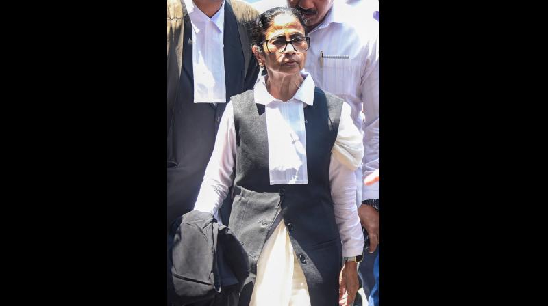 कलकत्ता हाईकोर्ट में पेशी के बाद बीसीआई ने ममता बनर्जी की कानूनी प्रैक्टिस का विवरण मांगा कलकत्ता हाईकोर्ट में पेशी के बाद बीसीआई ने ममता बनर्जी की कानूनी प्रैक्टिस का विवरण मांगा