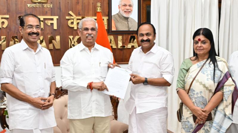 केरल के राज्यपाल राजेंद्र अर्लेकर ने वीडी सतीशन को सरकार बनाने के लिए केरल के राज्यपाल राजेंद्र अर्लेकर ने वीडी सतीशन को सरकार बनाने के लिए