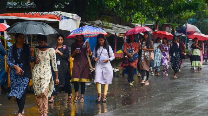 बंगाल की खाड़ी में गहरे दबाव का असर, तमिलनाडु में भारी बारिश का अलर्ट बंगाल की खाड़ी में गहरे दबाव का असर, तमिलनाडु में भारी बारिश का अलर्ट