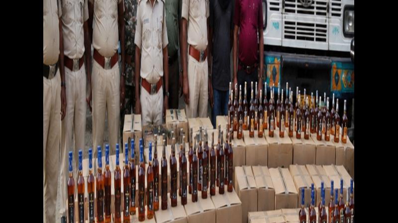 बिहार: गोपालगंज पुलिस ने 40 लाख रुपए की शराब जब्त की, एक गिरफ्तार बिहार: गोपालगंज पुलिस ने 40 लाख रुपए की शराब जब्त की, एक गिरफ्तार