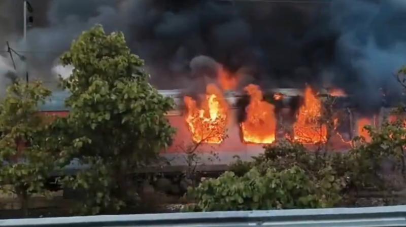 कोटा में दिल्ली जाने वाली राजधानी एक्सप्रेस में लगी भीषण आग, सभी यात्रियों को बचाया गया कोटा में दिल्ली जाने वाली राजधानी एक्सप्रेस में लगी भीषण आग, सभी यात्रियों को बचाया गया