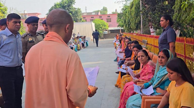 सीएम योगी ने अधिकारियों को दिए निर्देश- शीघ्रता से करें समस्याओं का सीएम योगी ने अधिकारियों को दिए निर्देश- शीघ्रता से करें समस्याओं का