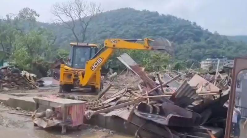असम में अतिक्रमण की गई जमीन पर बुलडोजर की कार्रवाई, सीएम सरमा ने कहा- असम में अतिक्रमण की गई जमीन पर बुलडोजर की कार्रवाई, सीएम सरमा ने कहा-