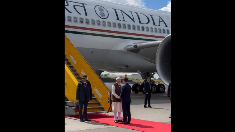 स्वीडन पहुंचे पीएम नरेंद्र मोदी, ग्रिपेन फाइटर जेट्स ने किया एस्कॉर्ट स्वीडन पहुंचे पीएम नरेंद्र मोदी, ग्रिपेन फाइटर जेट्स ने किया एस्कॉर्ट