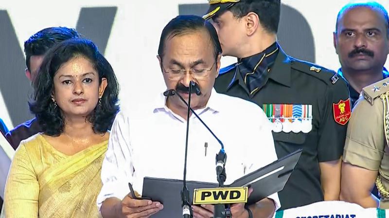 केरल: वीडी सतीशन ने ली मुख्यमंत्री पद की शपथ केरल: वीडी सतीशन ने ली मुख्यमंत्री पद की शपथ