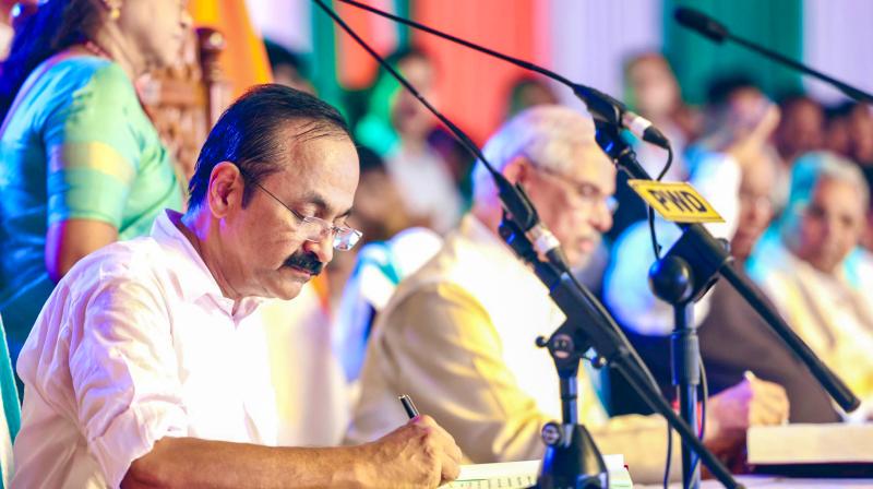 शपथ लेने के बाद सीएम वी.डी. सतीशन ने की पहली कैबिनेट बैठक शपथ लेने के बाद सीएम वी.डी. सतीशन ने की पहली कैबिनेट बैठक