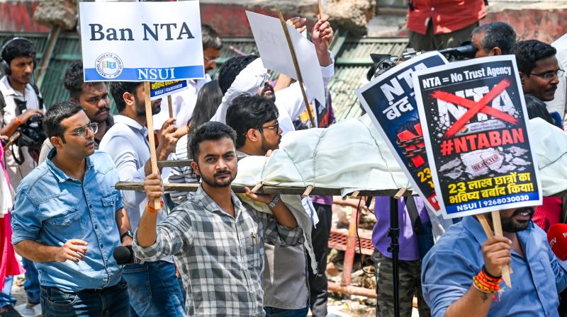 नीट पेपर लीक को लेकर एनएसयूआई का विरोध प्रदर्शन, धर्मेंद्र प्रधान के नीट पेपर लीक को लेकर एनएसयूआई का विरोध प्रदर्शन, धर्मेंद्र प्रधान के