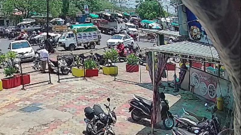 मुंबई: आम खरीदने के चक्कर में गंवा दिए 20 लाख, सीसीटीवी में कैद चोरी की वारदात मुंबई: आम खरीदने के चक्कर में गंवा दिए 20 लाख, सीसीटीवी में कैद चोरी की वारदात