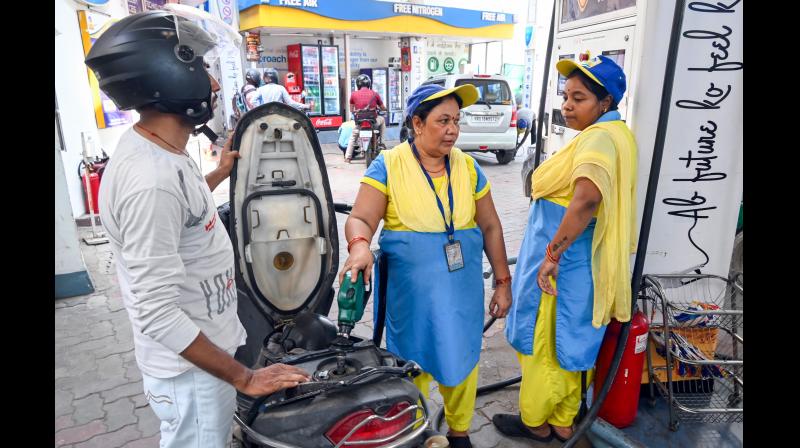पेट्रोल और डीजल के रेट में हुई बढ़ोतरी, 86 पैसे पेट्रोल और 83 पैसे पेट्रोल और डीजल के रेट में हुई बढ़ोतरी, 86 पैसे पेट्रोल और 83 पैसे