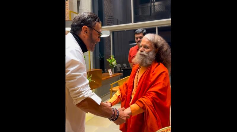 ऋषिकेश के परमार्थ निकेतन पहुंचे अभिनेता जैकी श्रॉफ, स्वामी चिदानंद ऋषिकेश के परमार्थ निकेतन पहुंचे अभिनेता जैकी श्रॉफ, स्वामी चिदानंद