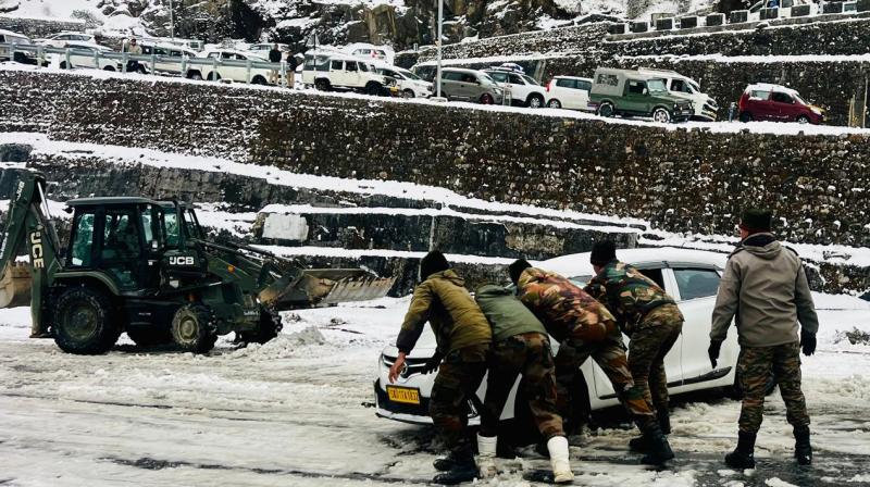 ऑपरेशन हिमराहत: भारतीय सेना ने पूर्वी सिक्किम में फंसे 46 पर्यटकों को बचाया ऑपरेशन हिमराहत: भारतीय सेना ने पूर्वी सिक्किम में फंसे 46 पर्यटकों को बचाया