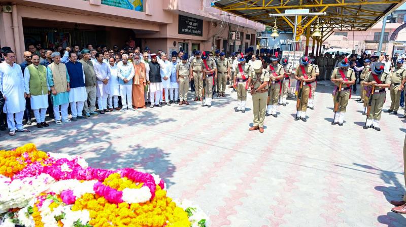 उत्तराखंड के पूर्व सीएम खंडूरी का पूरे सैन्य सम्मान के साथ अंतिम संस्कार, लोगों ने दी भावभीनी श्रद्धांजलि उत्तराखंड के पूर्व सीएम खंडूरी का पूरे सैन्य सम्मान के साथ अंतिम संस्कार, लोगों ने दी भावभीनी श्रद्धांजलि