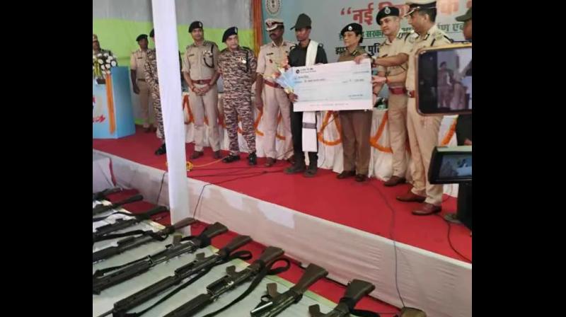 झारखंड में 27 नक्सलियों ने किया आत्मसमर्पण, छह पर था 5-5 लाख रुपए का झारखंड में 27 नक्सलियों ने किया आत्मसमर्पण, छह पर था 5-5 लाख रुपए का