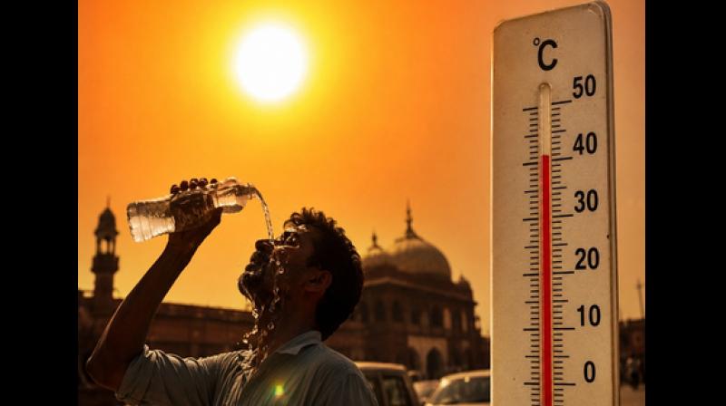 नोएडा: न्यूनतम पारा 32 डिग्री के पार, नहीं दिख रहे राहत के आसार