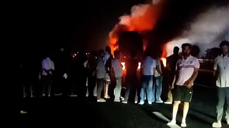 यूपी: ट्रक से टक्कर होने पर धूं-धूं कर जलने लगी बस, ड्राइवर और कंडक्टर की मौत यूपी: ट्रक से टक्कर होने पर धूं-धूं कर जलने लगी बस, ड्राइवर और कंडक्टर की मौत