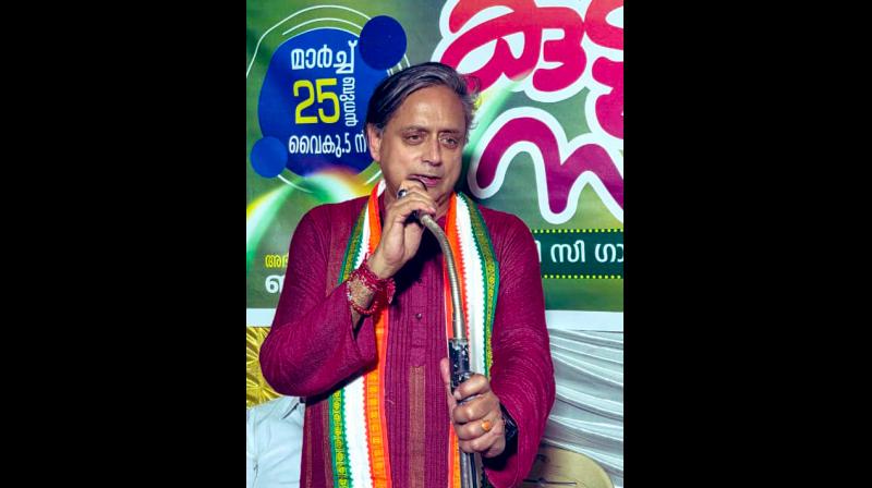 'कॉकरोच जनता पार्टी' पर बैन हटाओ, युवाओं की नाराजगी को समझो : शशि थरूर 'कॉकरोच जनता पार्टी' पर बैन हटाओ, युवाओं की नाराजगी को समझो : शशि थरूर