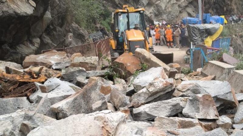 केदारनाथ यात्रा मार्ग पर सोनप्रयाग में चट्टान गिरने से एक की मौत, दूसरा घायल केदारनाथ यात्रा मार्ग पर सोनप्रयाग में चट्टान गिरने से एक की मौत, दूसरा घायल