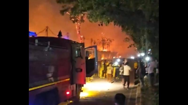 दिल्ली: शास्त्री पार्क फर्नीचर मार्केट में लगी भीषण आग, करोड़ों का सामान जलकर राख