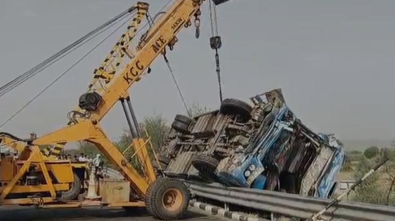 दिल्ली-मुंबई एक्सप्रेस-वे पर स्लीपर बस पलटने से 40 घायल, छह की हालत गंभीर दिल्ली-मुंबई एक्सप्रेस-वे पर स्लीपर बस पलटने से 40 घायल, छह की हालत गंभीर
