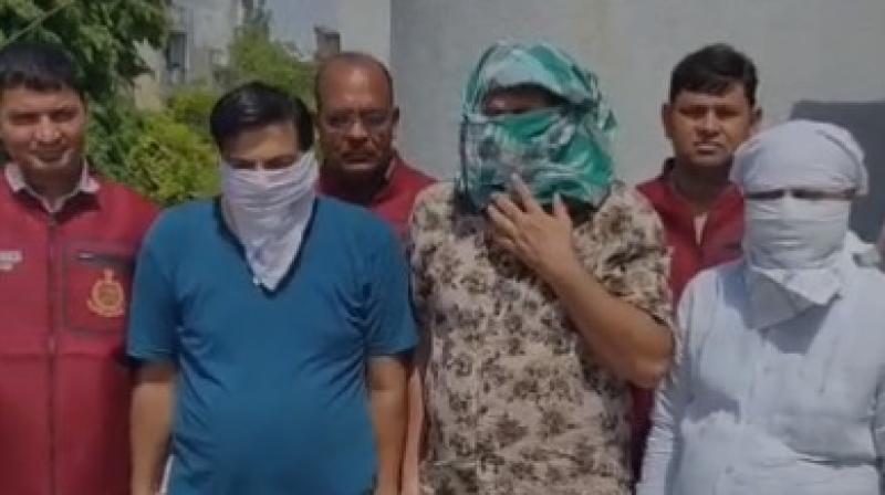 दिल्ली: करोल बाग में नकली यूएनओ मिंडा स्विचों का बड़ा रैकेट पकड़ा, तीन गिरफ्तार दिल्ली: करोल बाग में नकली यूएनओ मिंडा स्विचों का बड़ा रैकेट पकड़ा, तीन गिरफ्तार