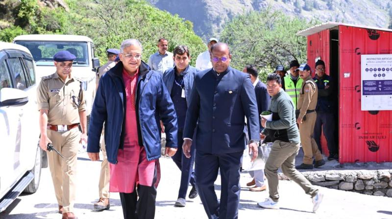 भारत-चीन सीमा से सटे गांव हर्षिल में स्थापित पोलिंग बूथ का मुख्य चुनाव आयुक्त ने किया निरीक्षण भारत-चीन सीमा से सटे गांव हर्षिल में स्थापित पोलिंग बूथ का मुख्य चुनाव आयुक्त ने किया निरीक्षण