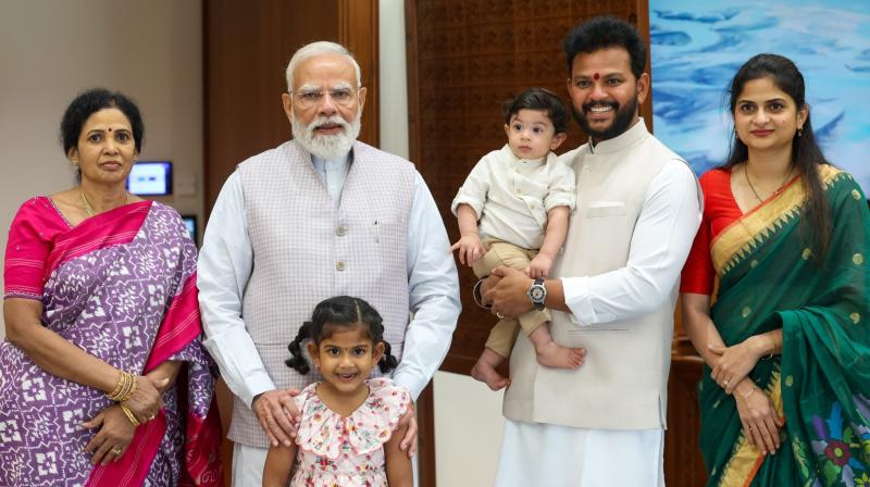 पीएम मोदी से मिले राम मोहन नायडू, बोले-यह परिवार के लिए भावुक और यादगार पल पीएम मोदी से मिले राम मोहन नायडू, बोले-यह परिवार के लिए भावुक और यादगार पल