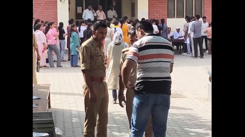 कड़ी सुरक्षा के बीच देशभर में यूपीएससी प्रीलिम्स 2026 परीक्षा जारी कड़ी सुरक्षा के बीच देशभर में यूपीएससी प्रीलिम्स 2026 परीक्षा जारी