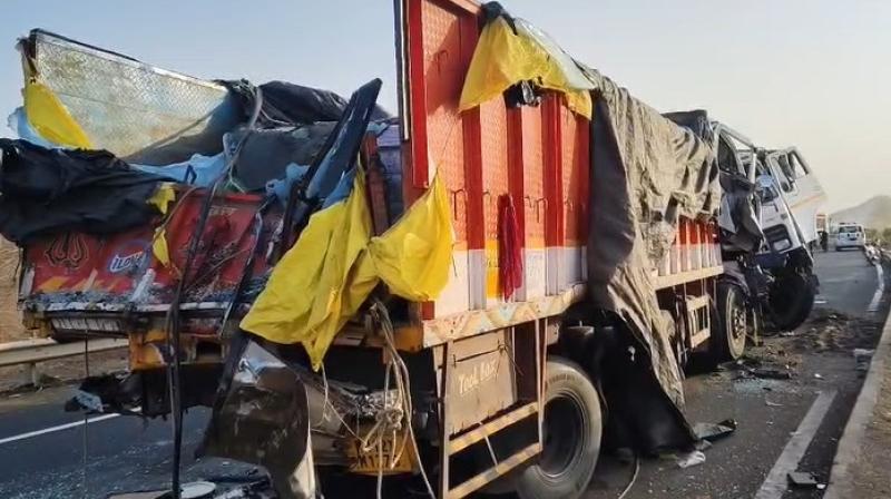 महाराष्ट्र के धुले में कई वाहनों की टक्कर में छह लोगों की मौत, 26 घायल महाराष्ट्र के धुले में कई वाहनों की टक्कर में छह लोगों की मौत, 26 घायल