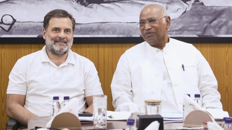पेट्रोल-डीजल की कीमतों में बढ़ोतरी पर कांग्रेस का तीखा हमला, राहुल-खड़गे ने मोदी सरकार को घेरा पेट्रोल-डीजल की कीमतों में बढ़ोतरी पर कांग्रेस का तीखा हमला, राहुल-खड़गे ने मोदी सरकार को घेरा