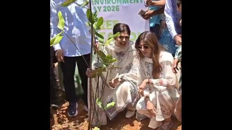 ग्लोबल वॉर्मिंग के खिलाफ एकजुट हुईं हस्तियां, मुंबई में फिल्मी सितारों और राजनेताओं ने किया पौधरोपण ग्लोबल वॉर्मिंग के खिलाफ एकजुट हुईं हस्तियां, मुंबई में फिल्मी सितारों और राजनेताओं ने किया पौधरोपण