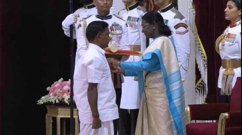 राष्ट्रपति ने देश की 66 हस्तियों को पद्म पुरस्कारों से किया सम्मानित, जारी हुई लिस्ट राष्ट्रपति ने देश की 66 हस्तियों को पद्म पुरस्कारों से किया सम्मानित, जारी हुई लिस्ट