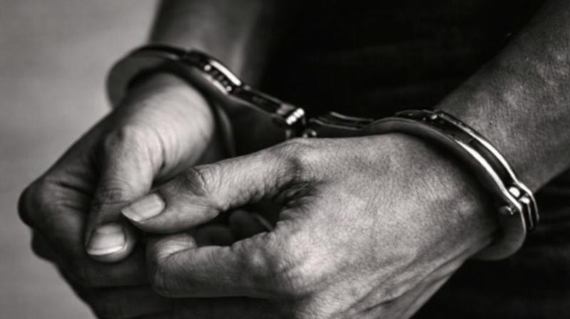 बंगाल सीएम और भाजपा नेताओं के अश्लील वीडियो प्रसारित करने के आरोप में एक गिरफ्तार बंगाल सीएम और भाजपा नेताओं के अश्लील वीडियो प्रसारित करने के आरोप में एक गिरफ्तार
