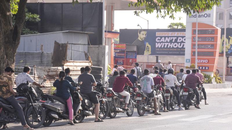 गुजरात: घबराहट में खरीदारी के चलते ईंधन की बिक्री में 80 प्रतिशत की वृद्धि दर्ज गुजरात: घबराहट में खरीदारी के चलते ईंधन की बिक्री में 80 प्रतिशत की वृद्धि दर्ज
