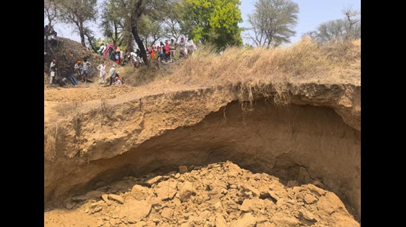 मध्य प्रदेश : पन्ना में निर्माणाधीन कुआं धंसा, 5 मजदूरों की मौत मध्य प्रदेश : पन्ना में निर्माणाधीन कुआं धंसा, 5 मजदूरों की मौत