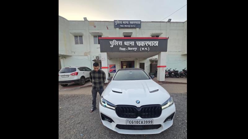 बीएमडब्ल्यू के सनरूफ पर युवती ने किया डांस, वीडियो वायरल हुआ तो पुलिस ने जब्त की कार बीएमडब्ल्यू के सनरूफ पर युवती ने किया डांस, वीडियो वायरल हुआ तो पुलिस ने जब्त की कार