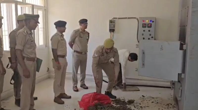दिल्ली : खारी बावली में नकली मसाला फैक्ट्री का भंडाफोड़, 800 किलो से ज्यादा मिलावटी सामान जब्त दिल्ली : खारी बावली में नकली मसाला फैक्ट्री का भंडाफोड़, 800 किलो से ज्यादा मिलावटी सामान जब्त