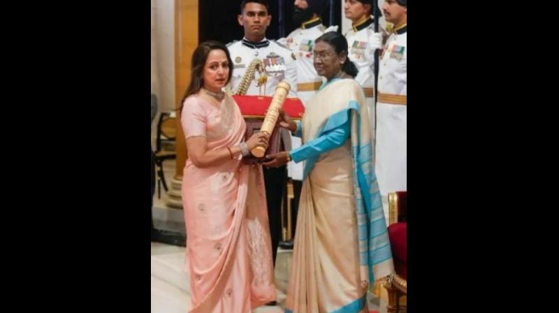 पति का पद्म विभूषण लेकर भावुक हुईं हेमा मालिनी, बोलीं-ऐसा लगा जैसे धर्मेंद्र मेरे साथ थे पति का पद्म विभूषण लेकर भावुक हुईं हेमा मालिनी, बोलीं-ऐसा लगा जैसे धर्मेंद्र मेरे साथ थे