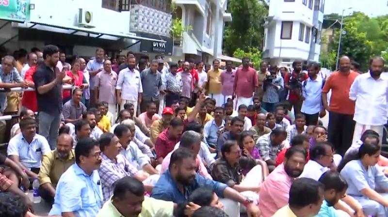 ईडी की छापेमारी के विरोध में विजयन के घर के बाहर सीपीआई(एम) का प्रदर्शन, चेन्निथला ने किया पलटवार