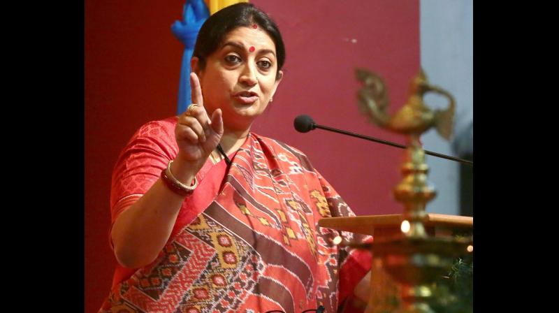 अमेठी में फिर तेज हुई सियासी हलचल, राहुल गांधी के बाद स्मृति ईरानी ने संभाला मोर्चा अमेठी में फिर तेज हुई सियासी हलचल, राहुल गांधी के बाद स्मृति ईरानी ने संभाला मोर्चा