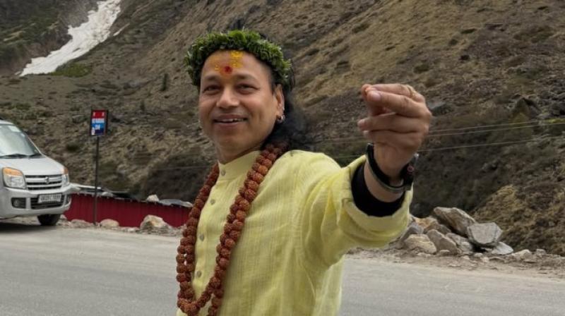 रुद्राक्ष की माला और माथे पर चंदन लगाए बद्रीनाथ धाम पहुंचे कैलाश खेर, यात्रा की तस्वीरें साझा कीं रुद्राक्ष की माला और माथे पर चंदन लगाए बद्रीनाथ धाम पहुंचे कैलाश खेर, यात्रा की तस्वीरें साझा कीं